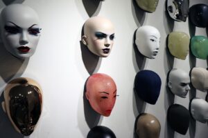 Des masques qui expriment la menace cyber